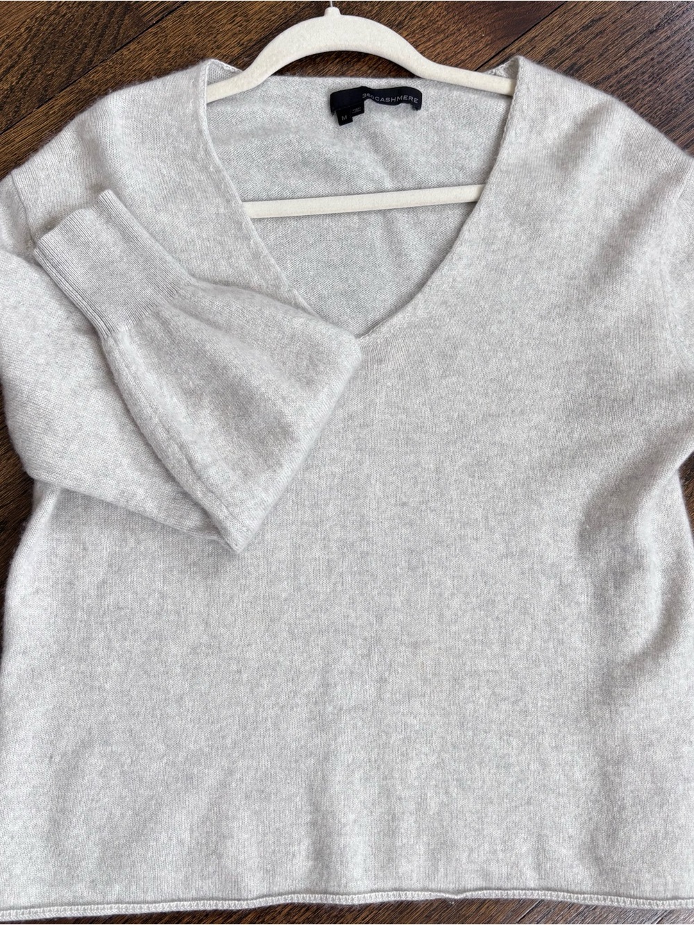 360 Cashmere Light Gray V-Neck Cashmere Sweater spot in pics - Picture 3 of 10